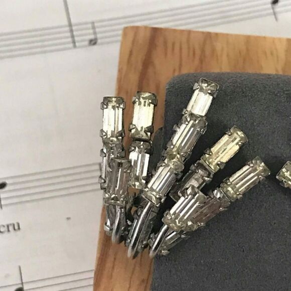 VINTAGE CRYSTAL CLIP-ON EARRINGS   - Picture 5 of 6